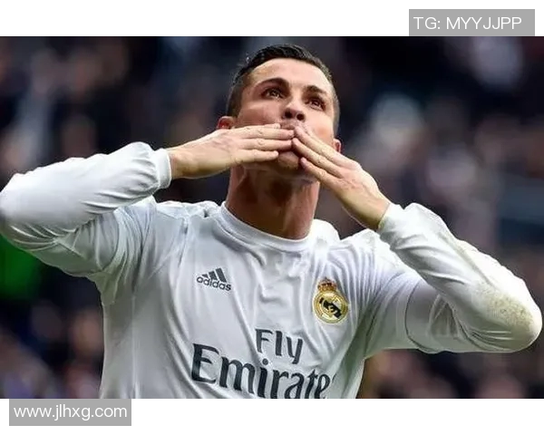 足球明星闭眼挑战极限杂耍技巧展现惊人球技与默契配合视频